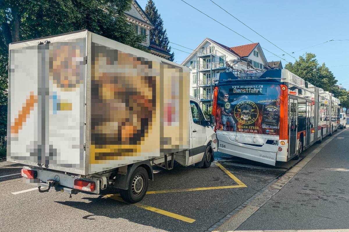 St. Gallen - Ablenkung durch Handy führt zu Verkehrsunfall