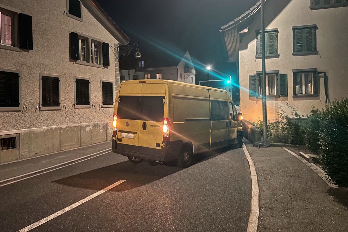 Wagen SG - Lieferwagenfahrer verunfallt in fahrunfähigem Zustand