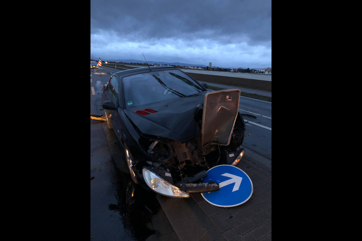 Ludwigshafen – Verkehrsunfall mit verletztem Pkw-Fahrer