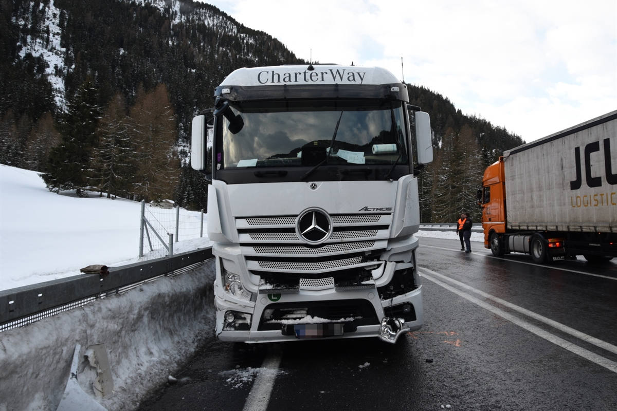 Engadin GR – Verschiedene Verkehrsunfälle auf eisglatter Fahrbahn