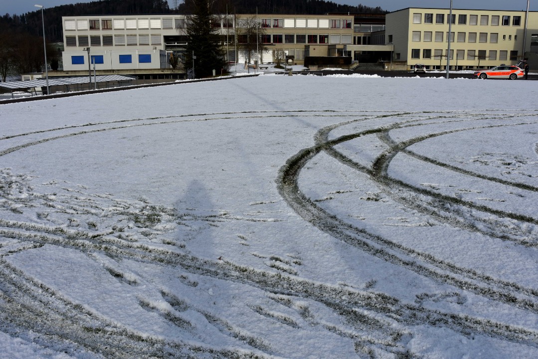 Zuckenriet SG - Fahrzeug beschädigt Sportplatz - Zeugenaufruf
