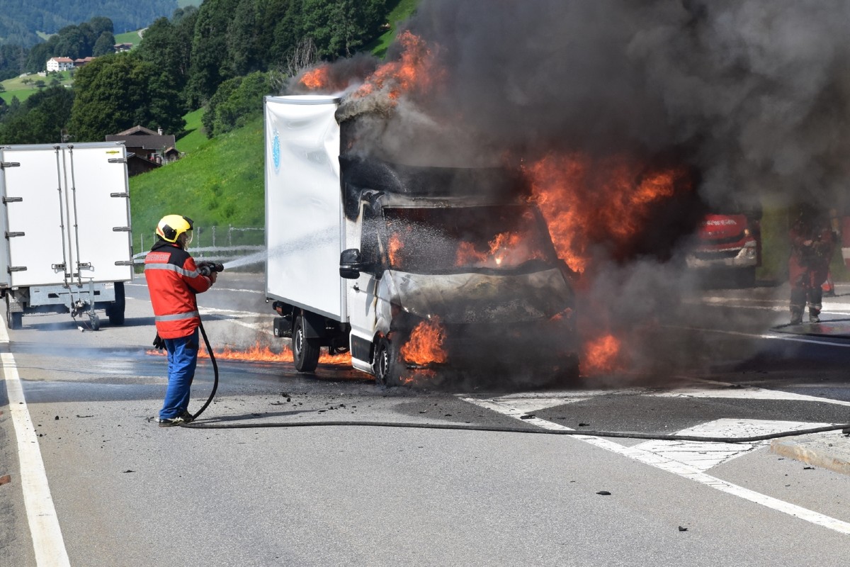 Saas im Prättigau GR - Lieferwagen beginnt während der Fahrt im Tunnel zu brennen an
