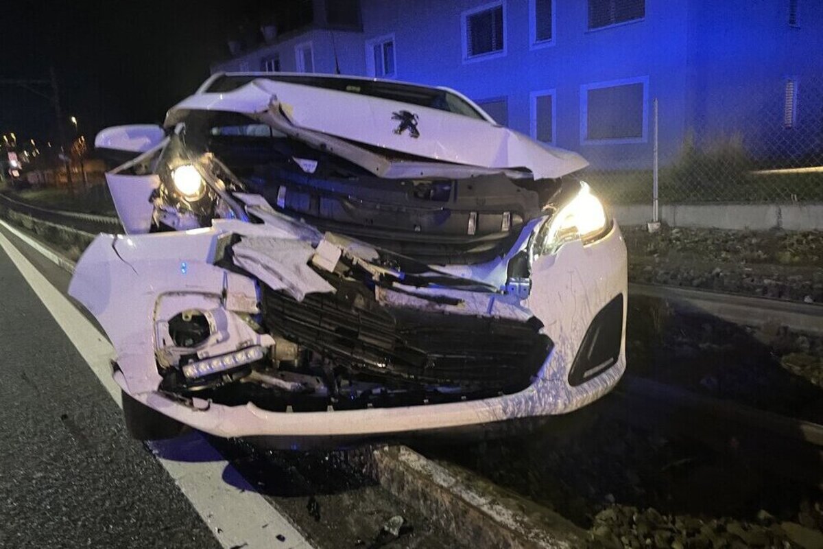 Beinwil am See AG - Auto landet nach Unfall auf Bahngleis 