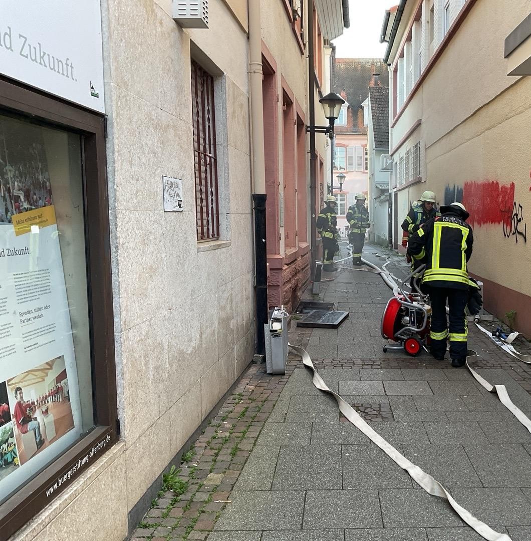 Kellerbrand in Offenburger Innenstadt: Feuerwehr im Einsatz