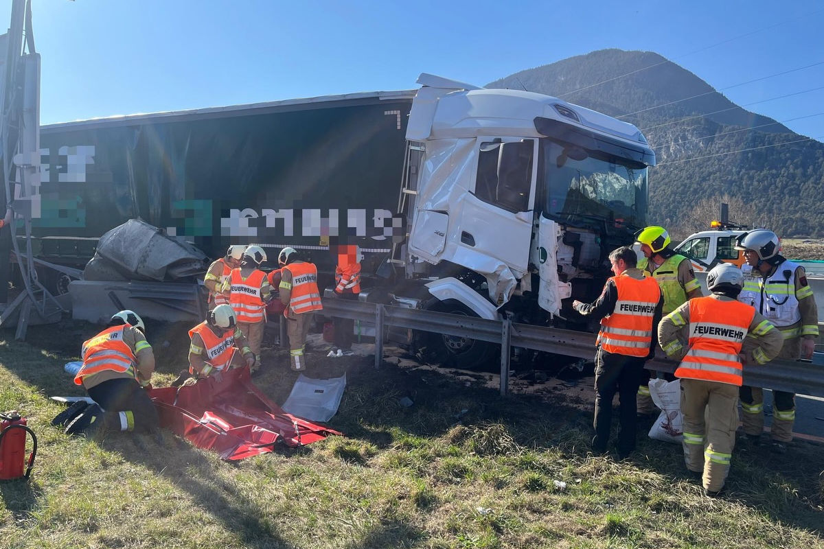 Silz – Lkw prallt gegen Aufpralldämpfer auf Autobahn A12