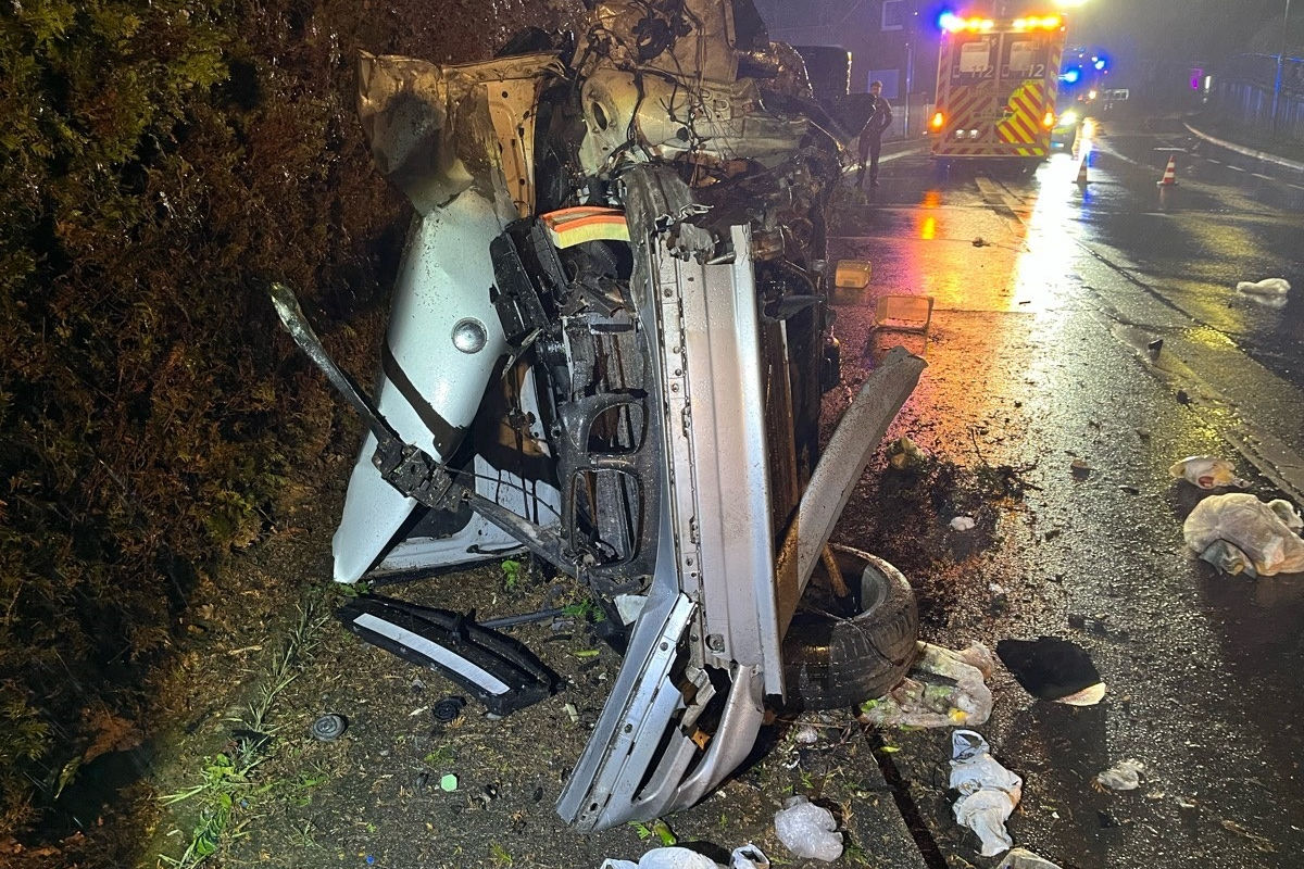 Gummersbach – Pkw überschlägt sich nach Unfall
