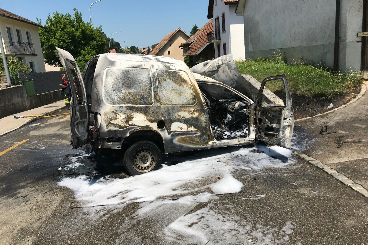 Courtemaiche JU - Fahrzeug brennt nach Kollision aus