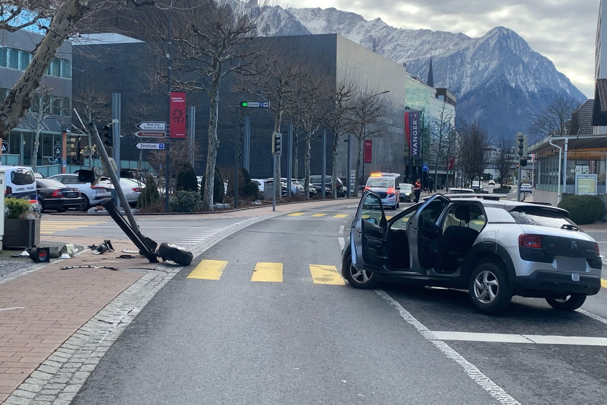 Vaduz FL – Frau kollidiert bei Selbstunfall mit Lichtsignalanlage