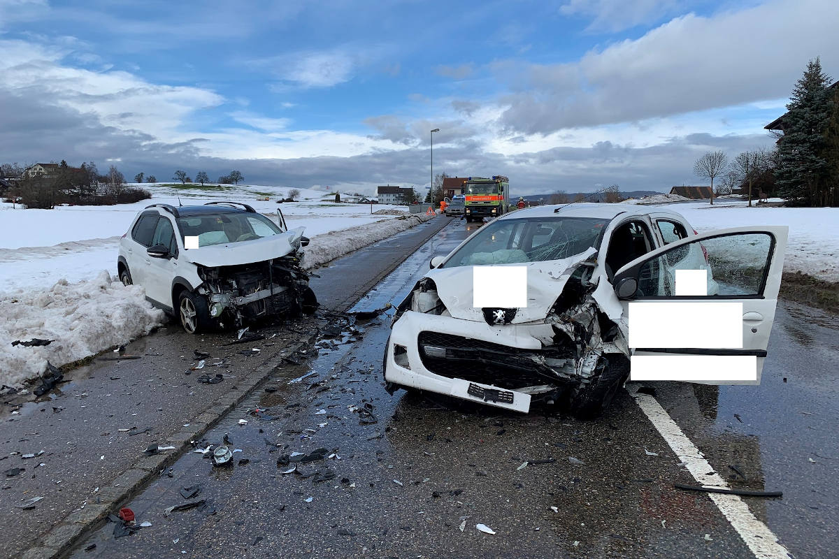 Wädenswil ZH – Mehrere verletzte Personen nach Frontalkollision