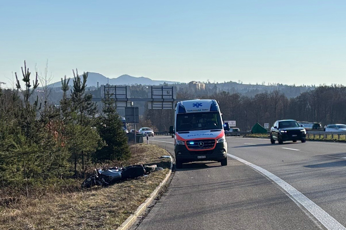 Mülligen AG - Töfffahrer prallt bei Spurwechsel gegen Abweiser