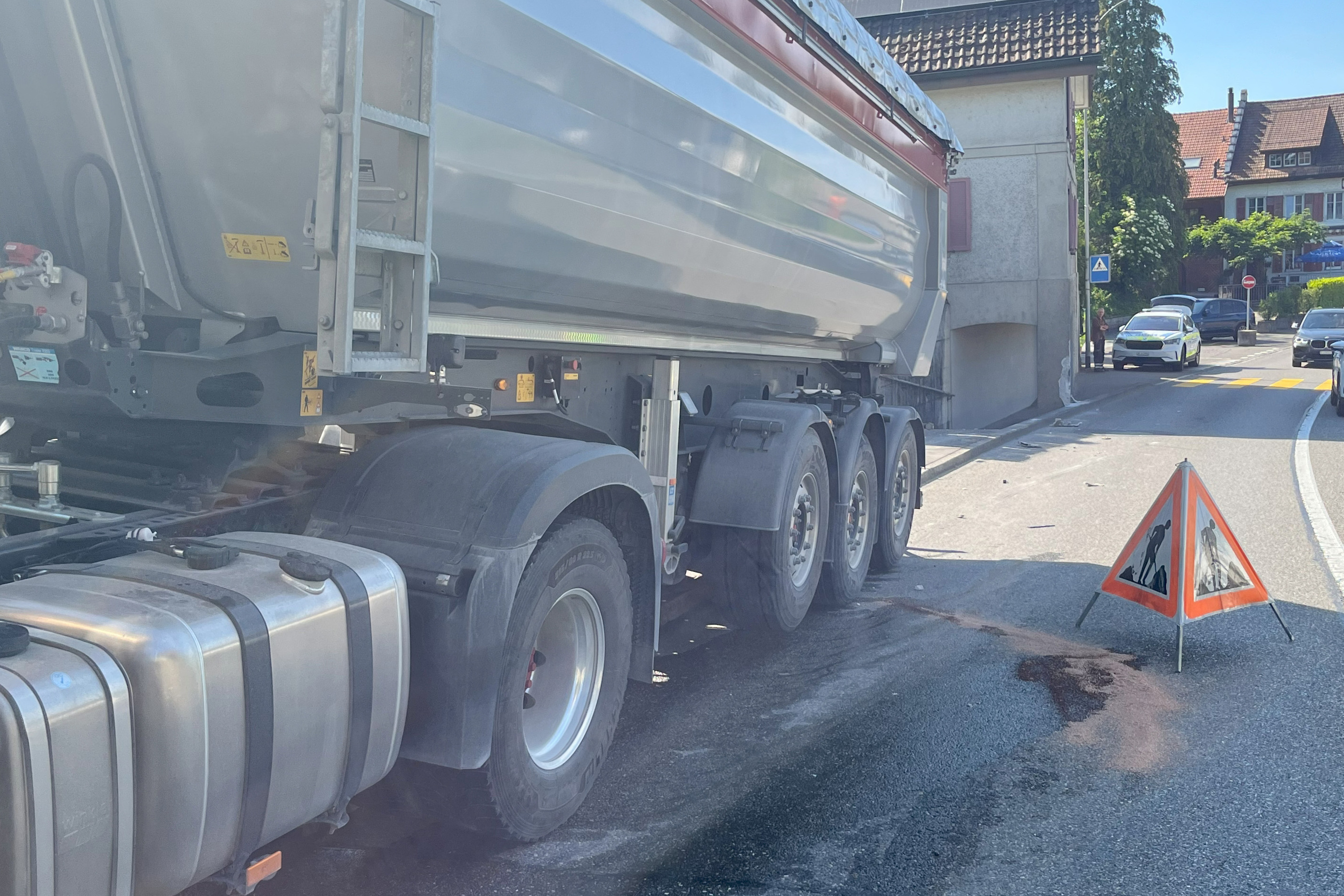 Fischbach-Göslikon AG – Lastwagen prallt bei Unfall gegen Haus