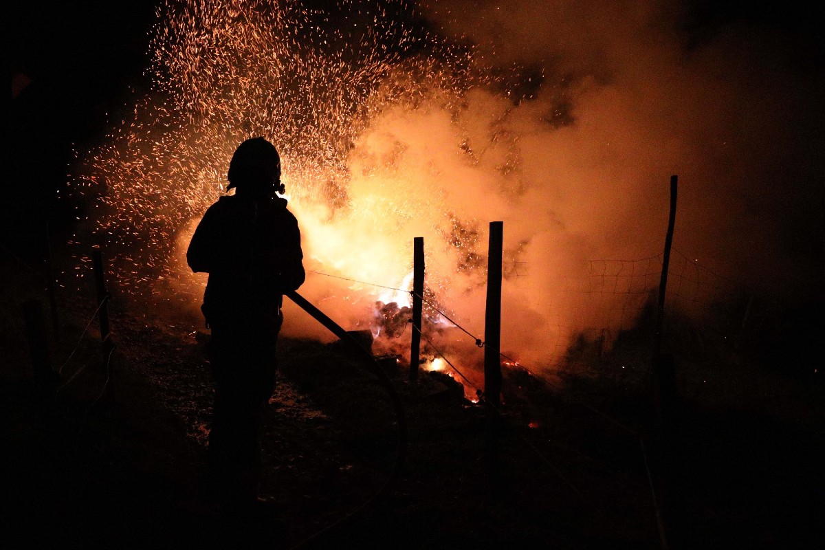Zug - Holzstapel in Brand geraten
