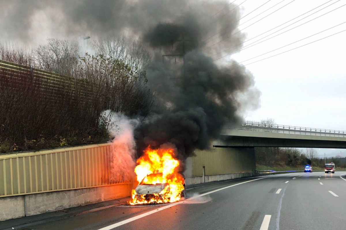 Knutwil LU  - Auto brennt auf der A2 aus