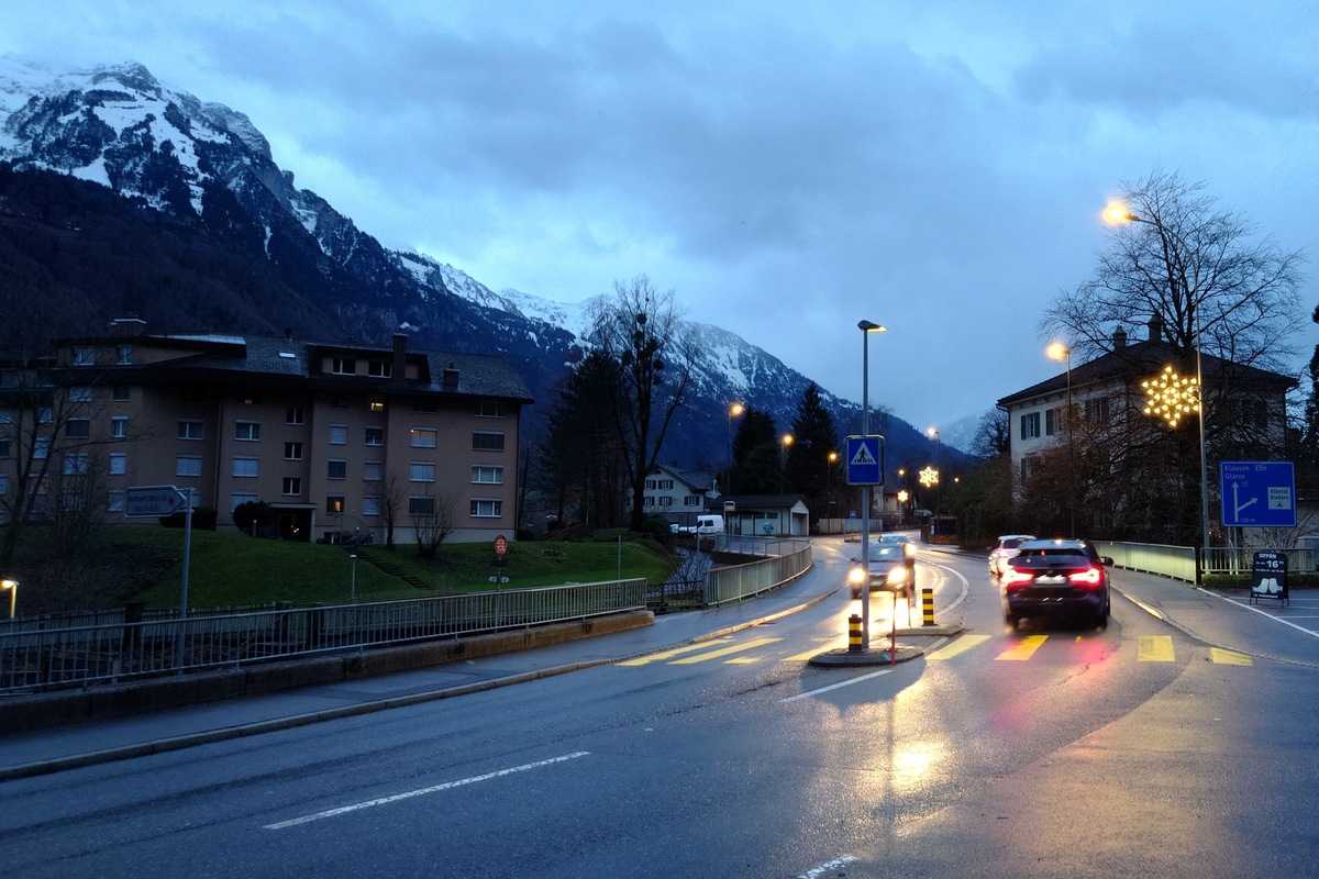 Netstal GL - 17-Jähriger wird von Auto erfasst und bleibt verletzt liegen 