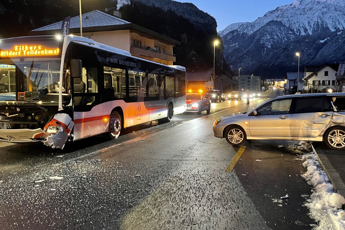 Schattdorf UR - Kollision zwischen Personenwagen und Linienbus 