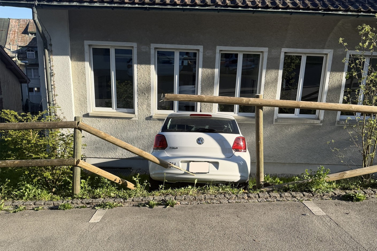 Teufen AR – Auto prallt in Hausmauer