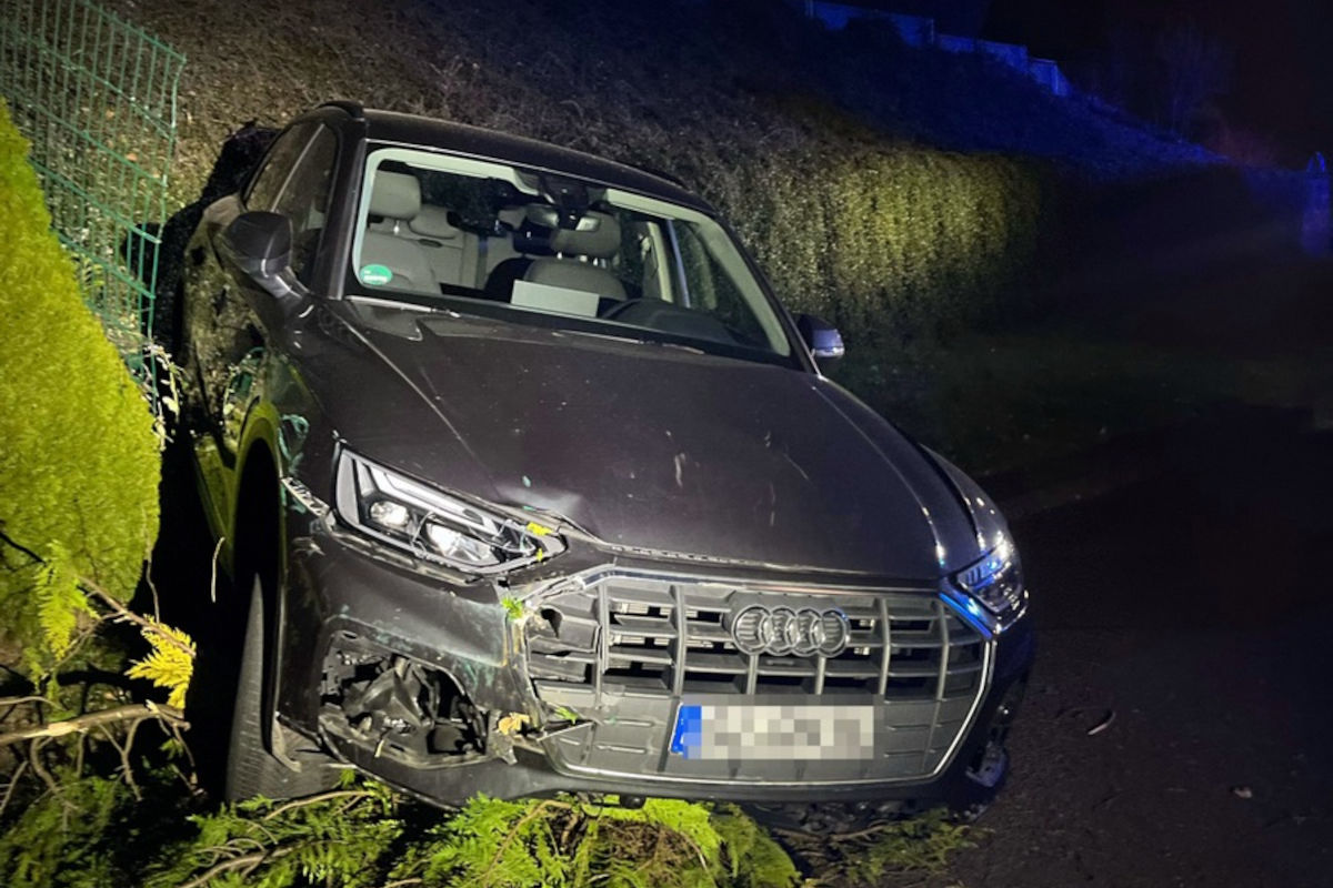 Siegen – Pkw rollt durch Gärten und verursacht hohen Schaden