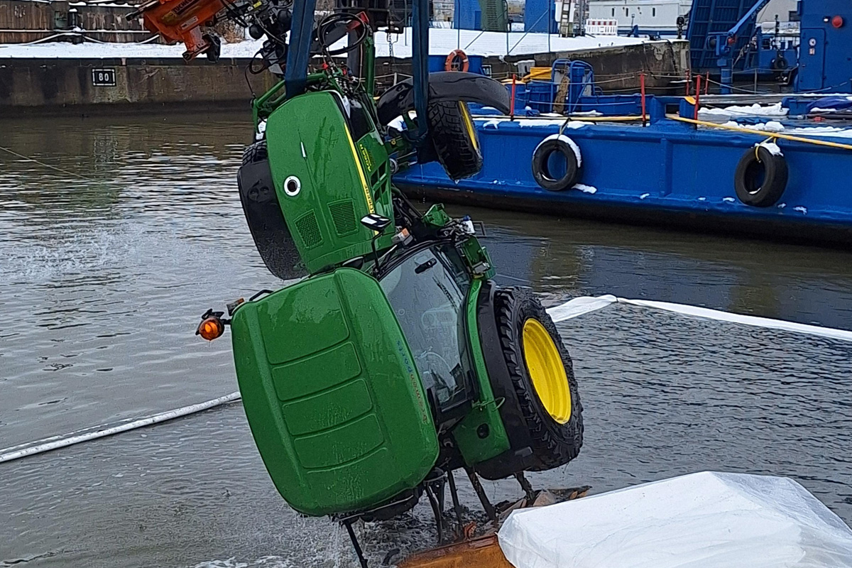 Bremerhaven – Streufahrzeug rutscht in Hafenbecken