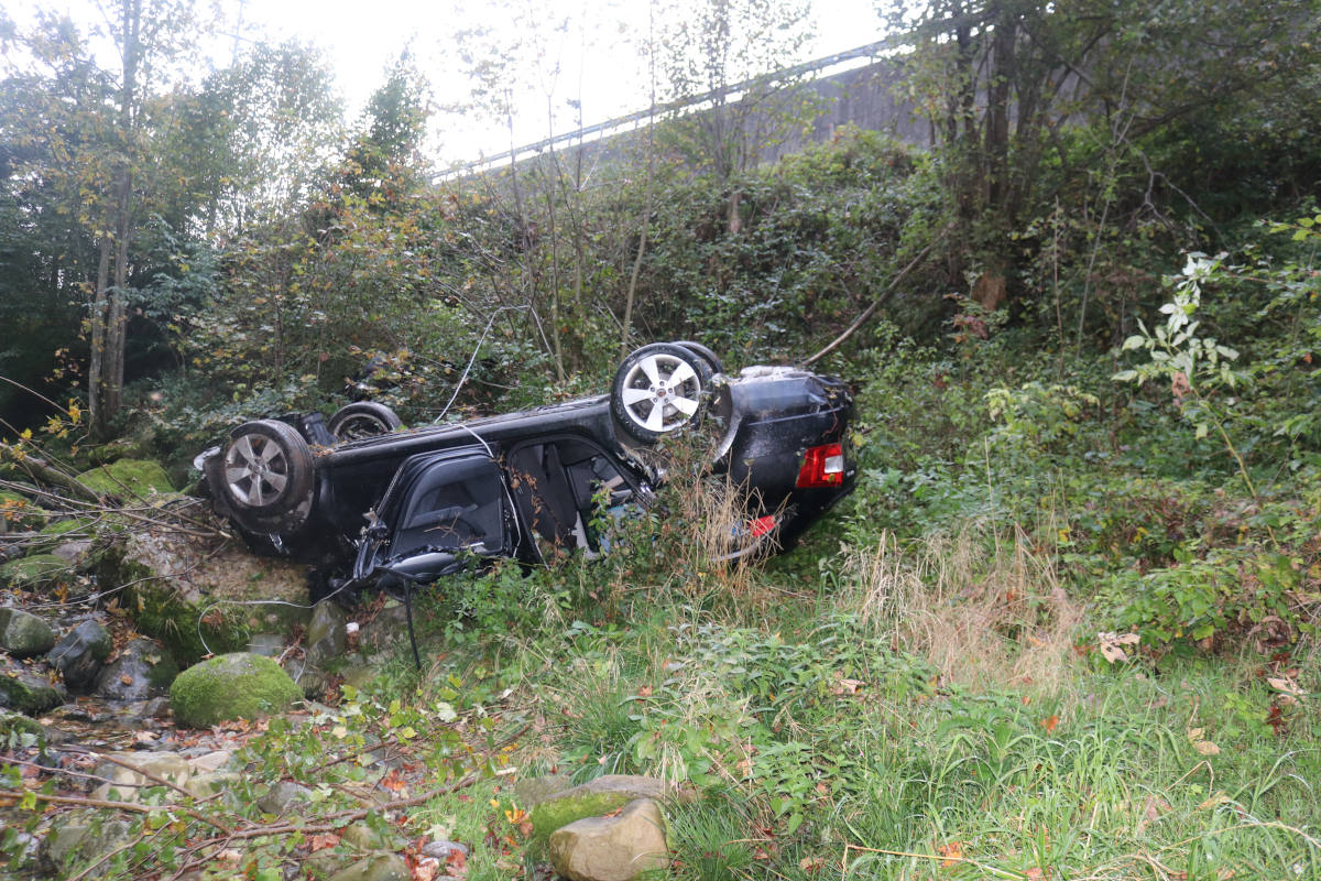 Gontenbad AI – Führerloses Auto in Bachbett gelandet