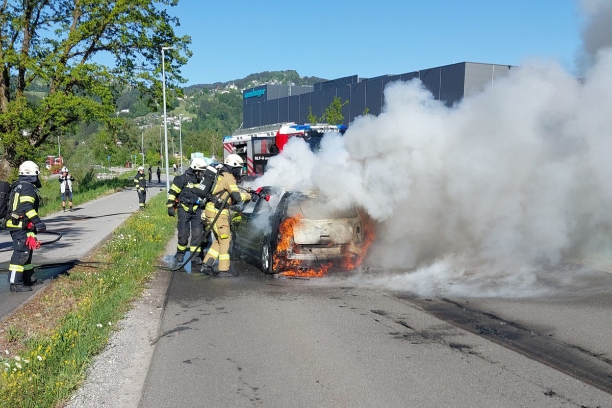 Wolfurt – Brennendes Auto rollt 50 Meter weiter