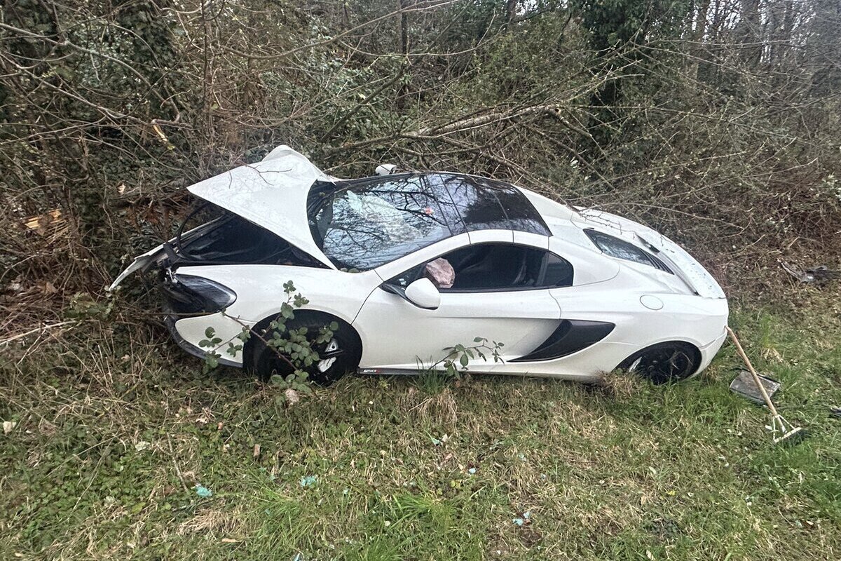 Leibstadt AG – McLaren kracht bei Unfall gegen Baum
