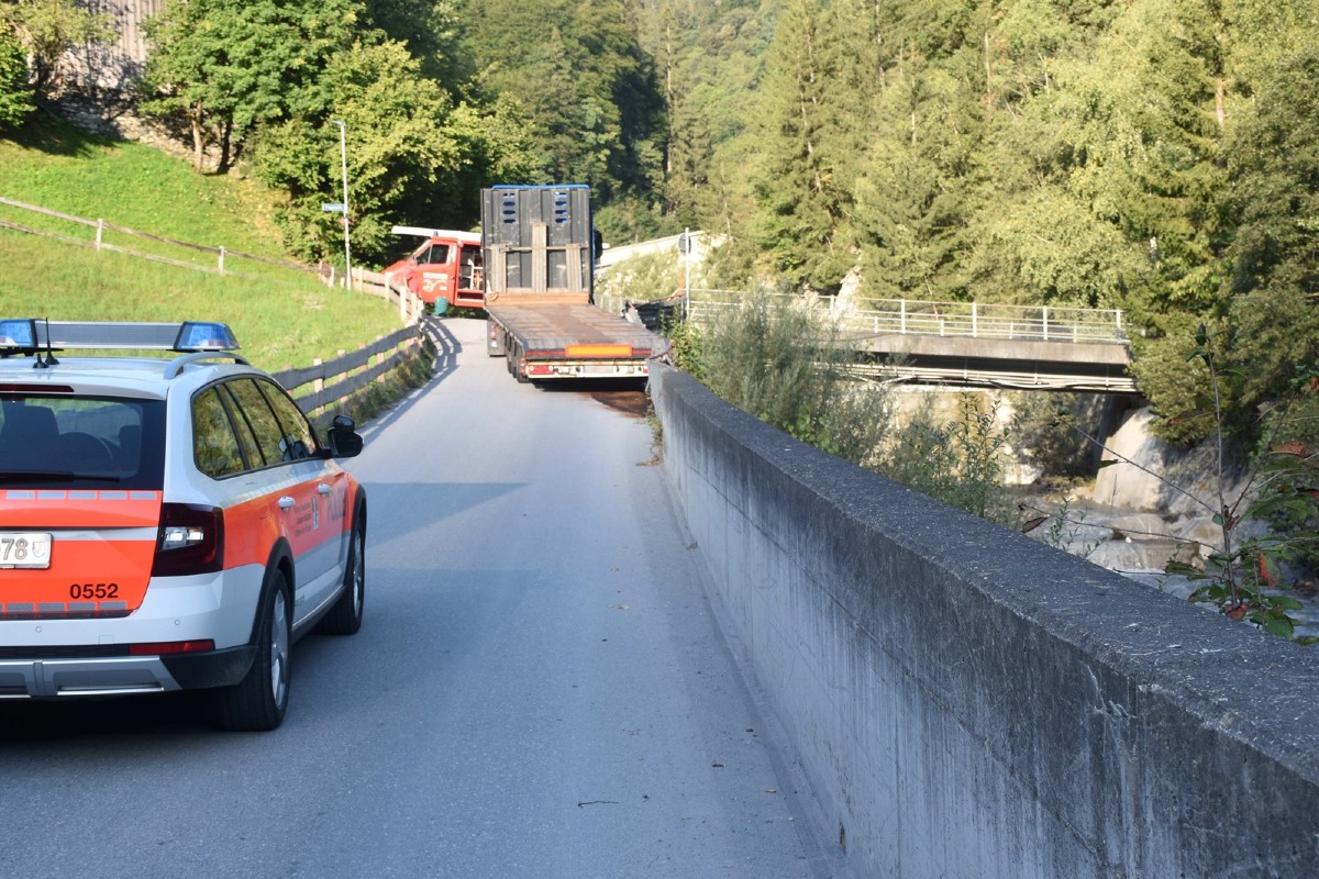 Jenaz GR - Treibstofftank von Lastwagen bei Unfall aufgeschlitzt