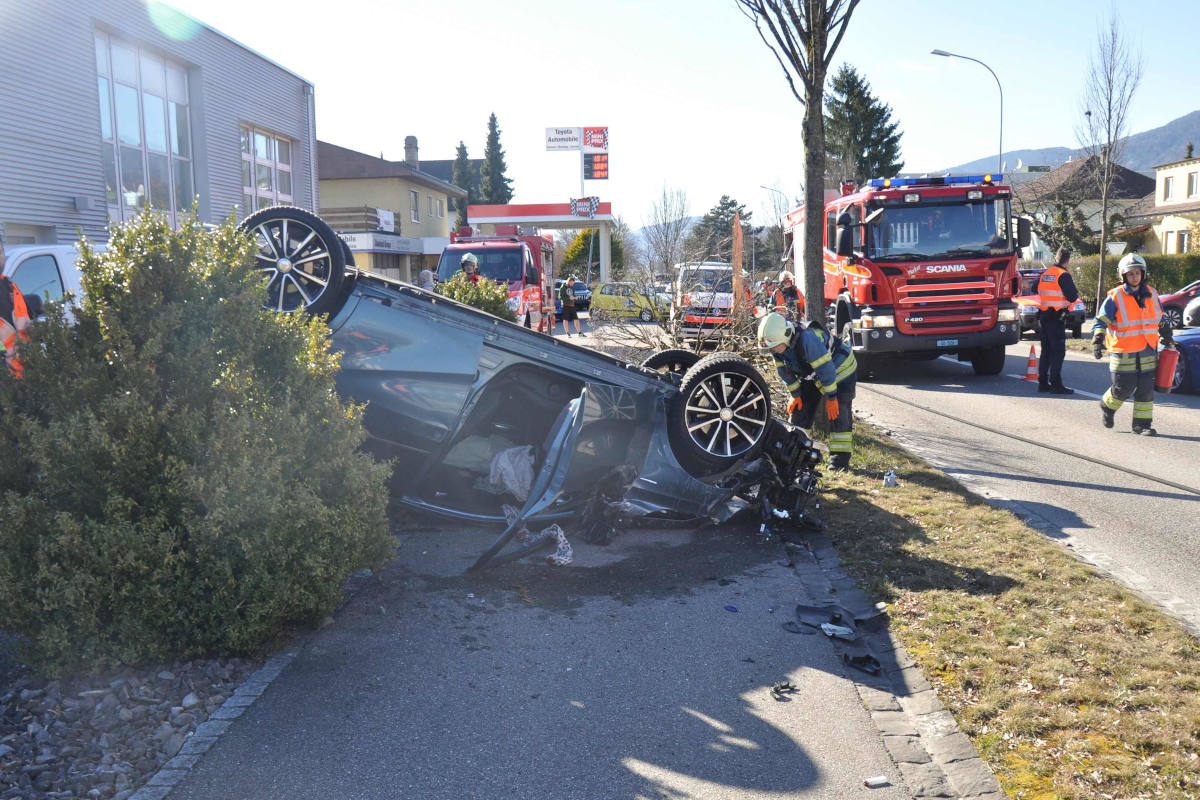 Selzach SO – Auto überschlägt sich nach Kollision