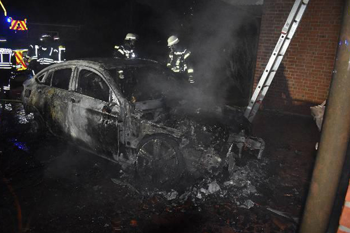 Rieste – Mercedes brennt vor Wohnhaus vollständig aus