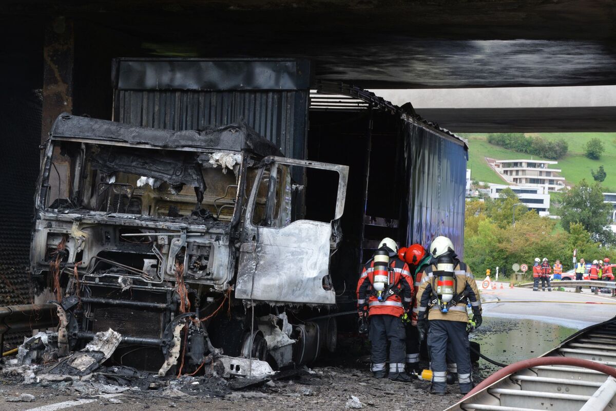 Sissach BL - Verkehrsbehinderungen wegen Lastwagenbrand auf der A2