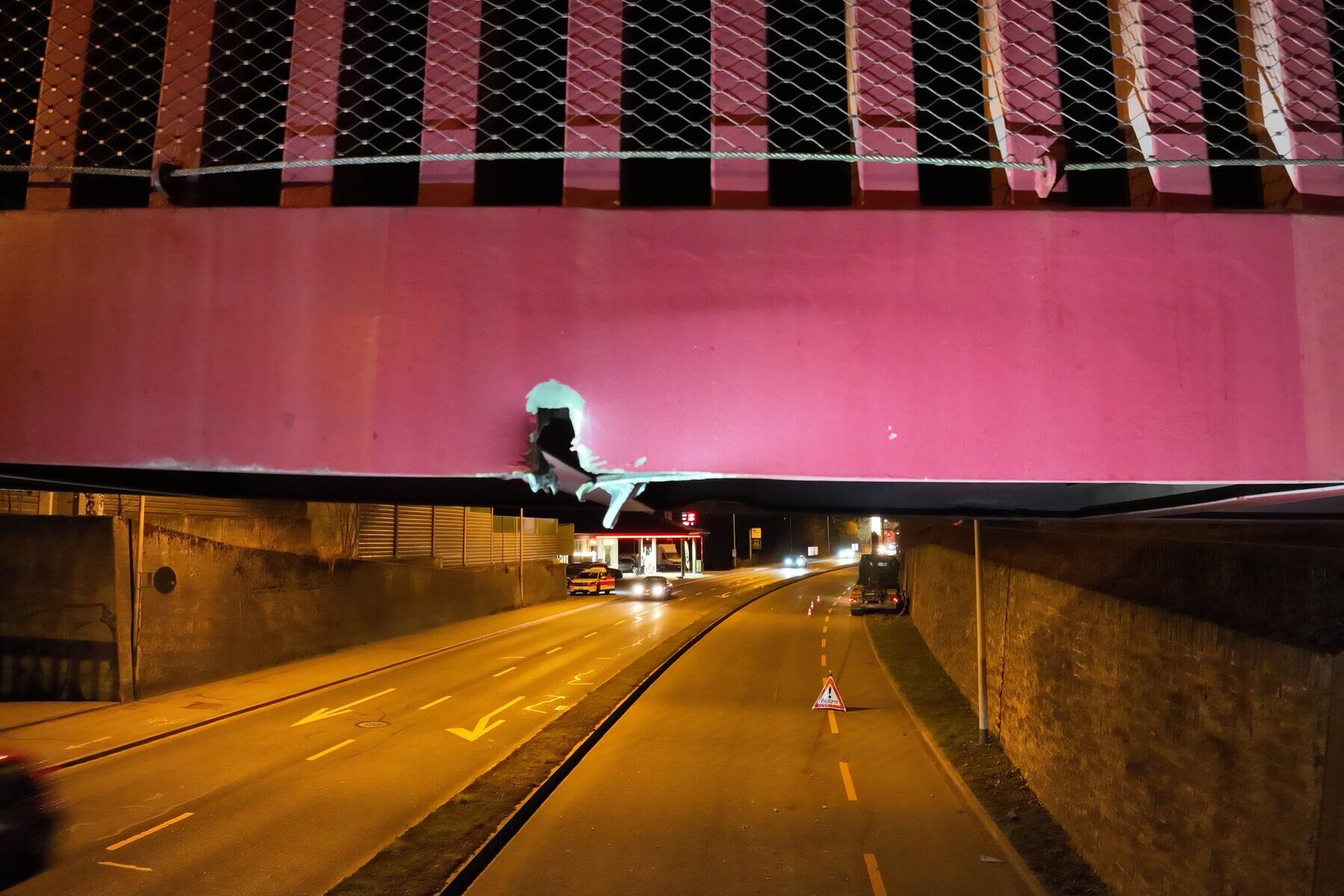 Schwerer Unfall St.Gallen – Muldenkipper kracht in Brücke 