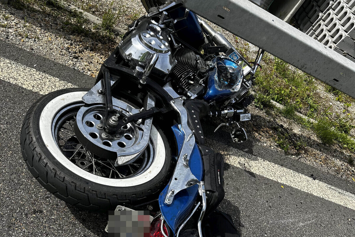 Brugg AG - Gelöster Anhänger trifft entgegenkommendes Motorrad - ein Todesopfer