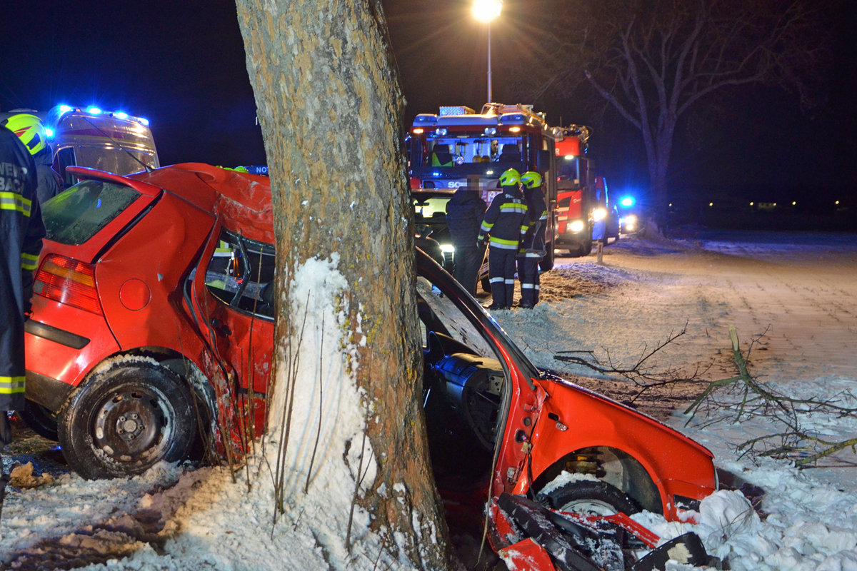 Heinreichs – Auto prallt bei schwerem Unfall gegen Baum