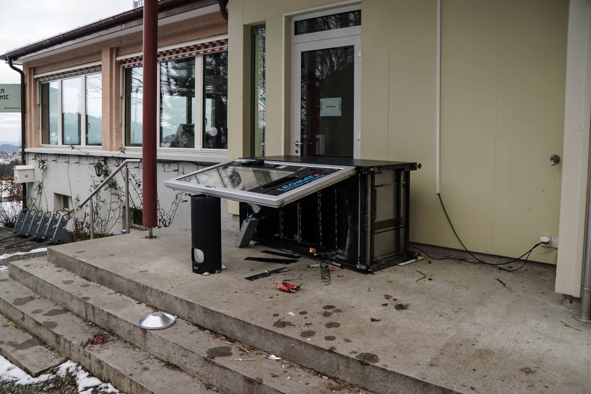 Vandalismus in St.Gallen – Verpflegungsautomat durch Feuerwerk beschädigt