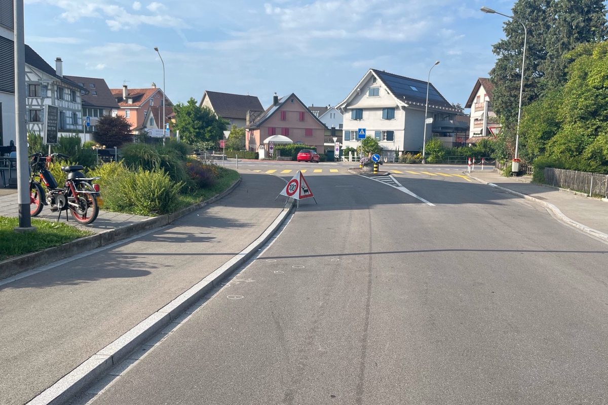 Steinach SG - Velofahrer lässt sich von Mofafahrer ziehen und verunfallt 