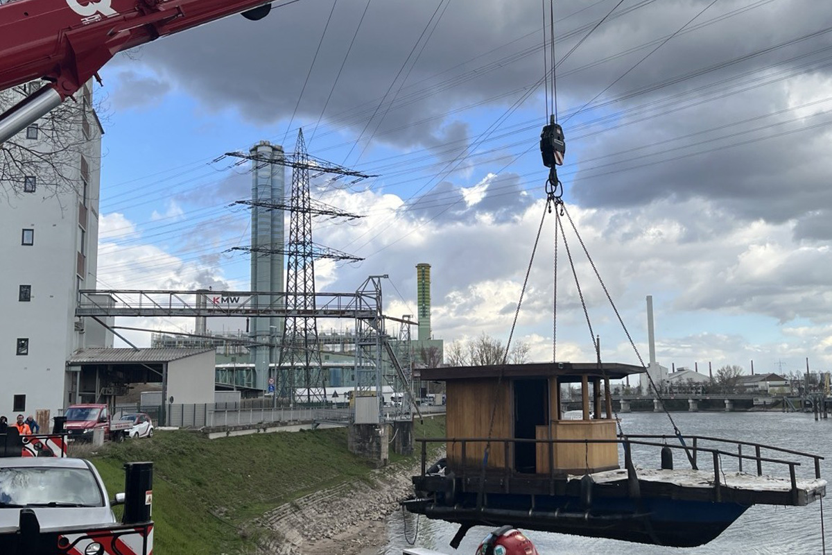 Mainz – Sinkendes Sportboot verunreinigt Gewässer