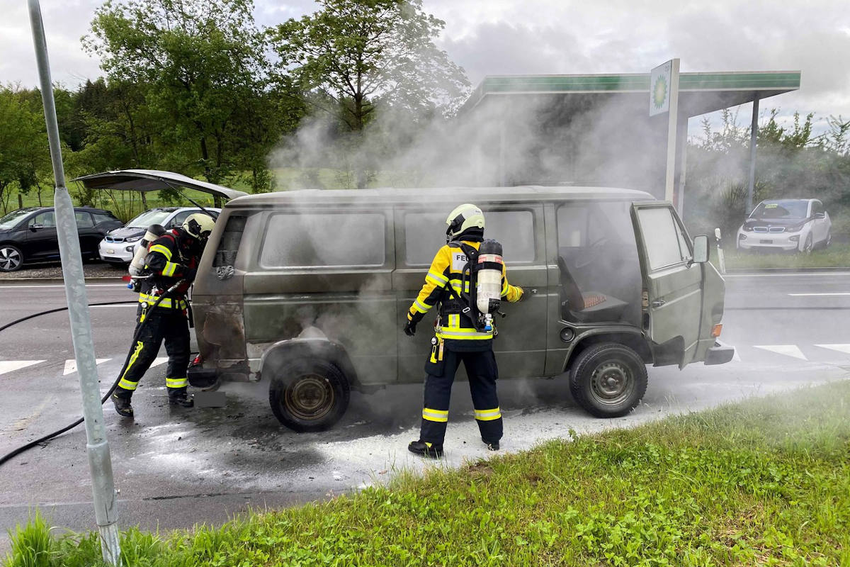 Cham ZG – Feuerwehreinsatz wegen brennendem Fahrzeug