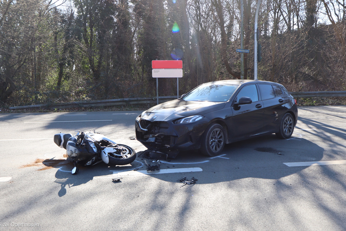 Oberhausen – Motorradfahrer bei Vorfahrtsunfall schwer verletzt