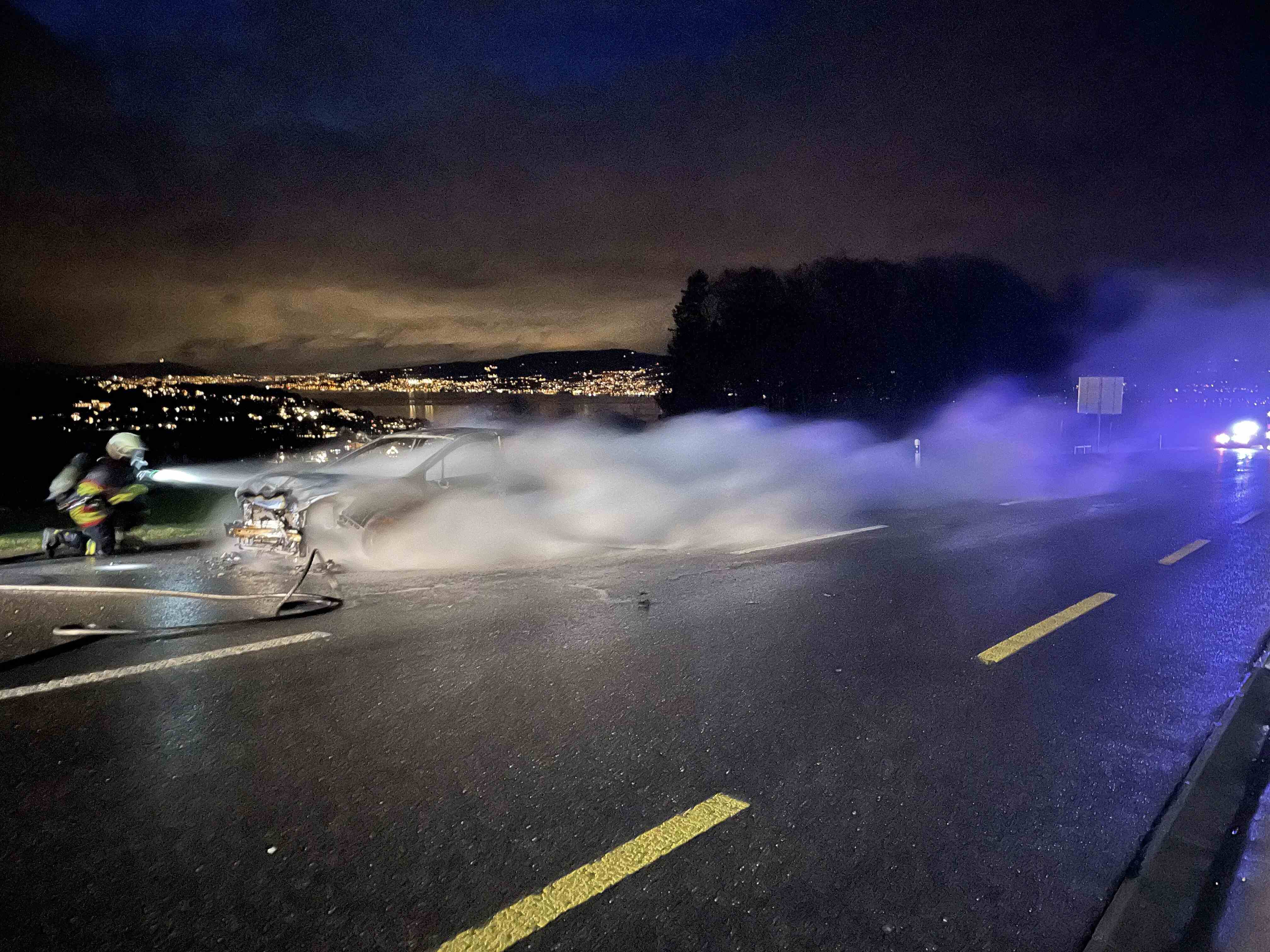 Feusisberg SZ: Auto nach Auffahrunfall komplett ausgebrannt