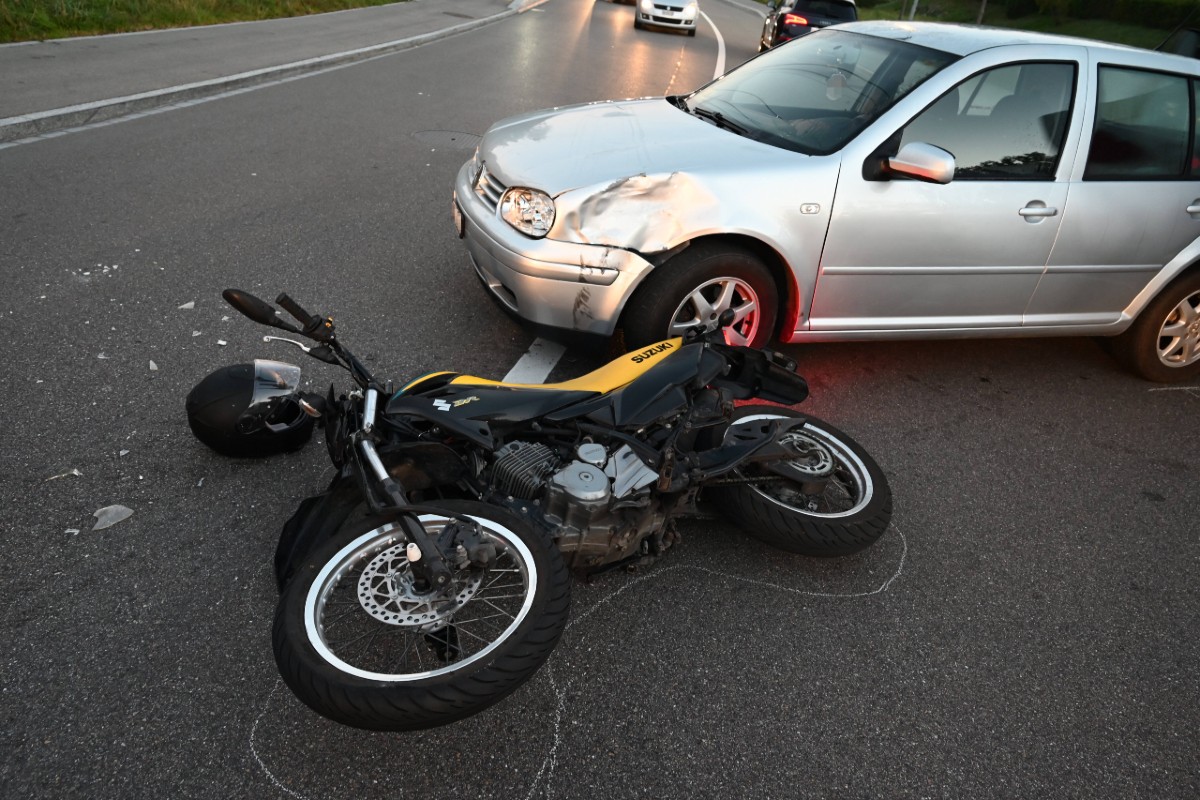 Henau SG - Zusammenprall zwischen Auto und Motorrad