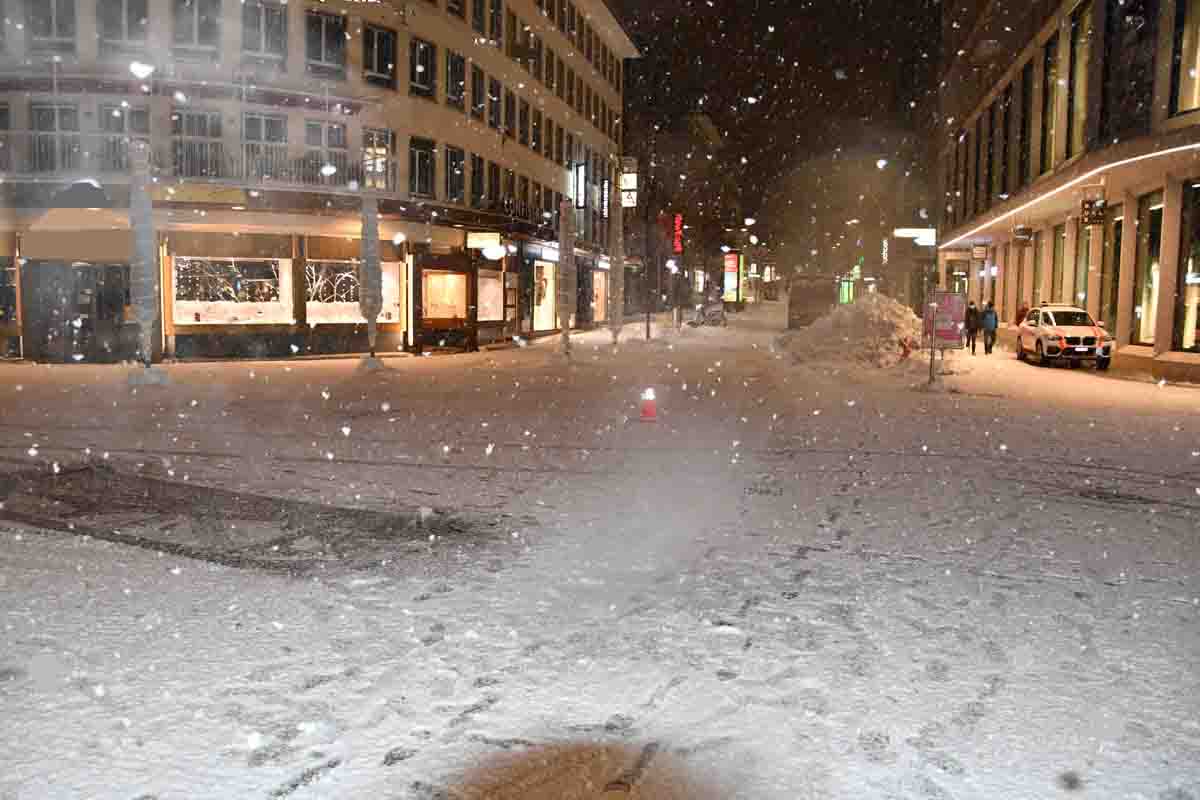 Chur GR - Frau von Schneeräumungsfahrzeug erfasst und verletzt