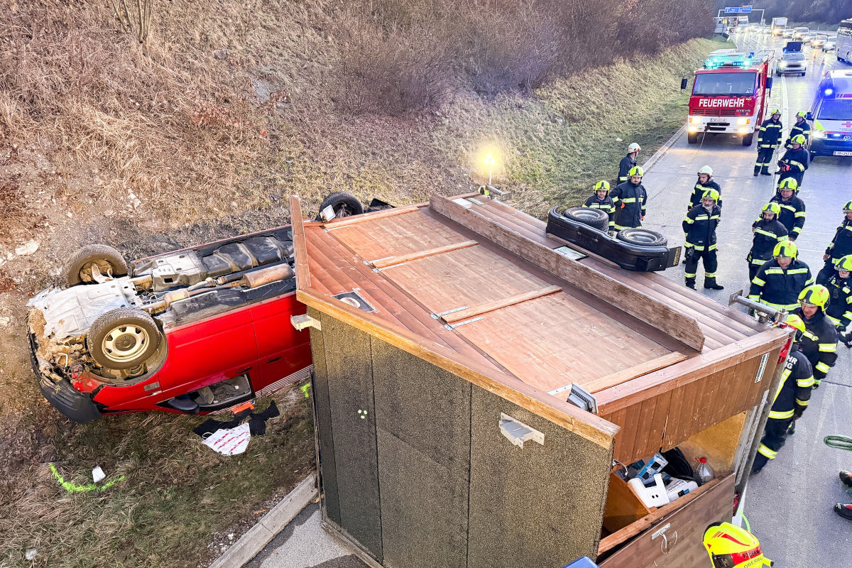 Innerschwand – Anhänger überschlägt sich nach Unfall auf A1