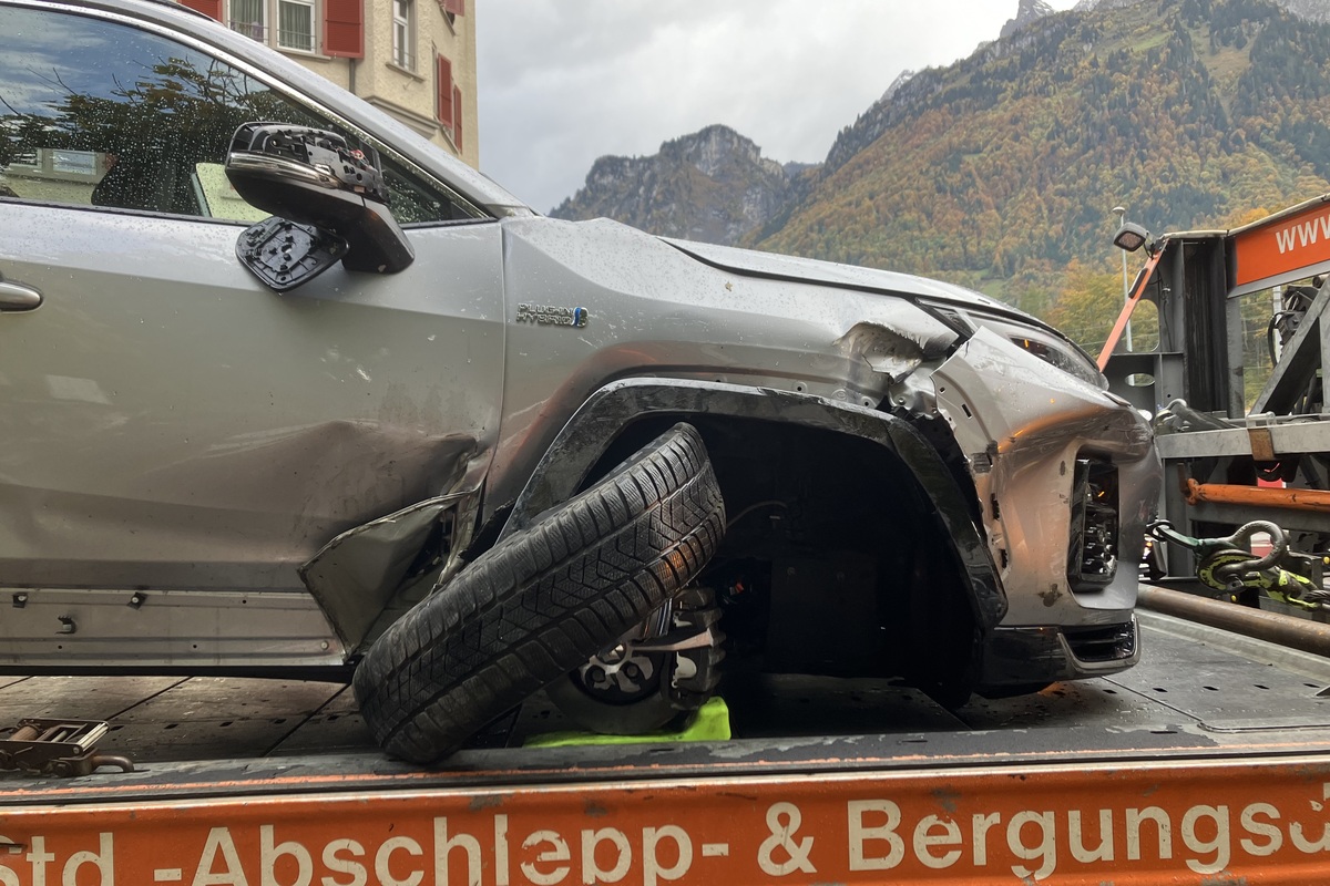 Nidfurn GL - Mit einer Hausmauer kollidiert 