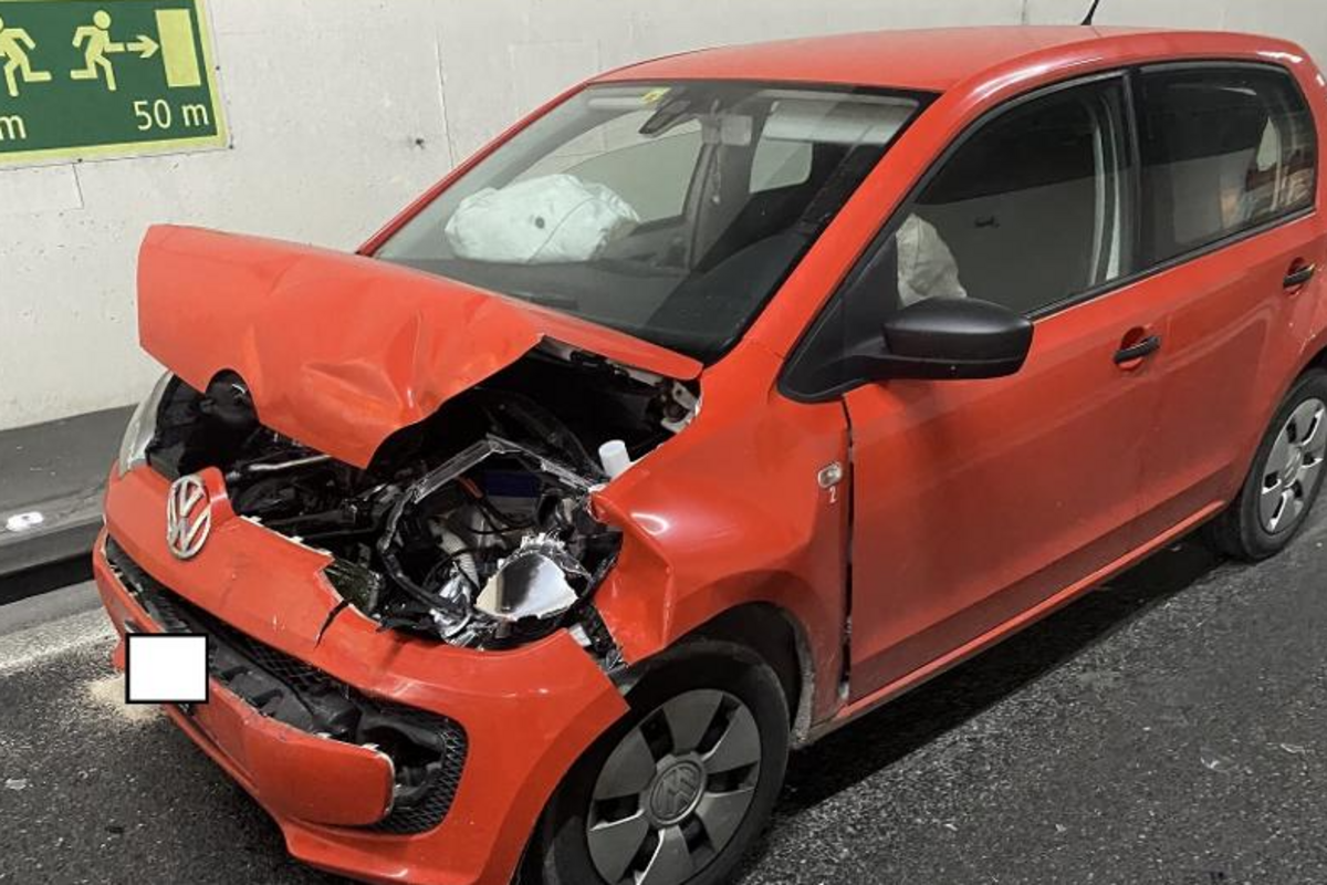 Schaffhausen - Heftige Auffahrkollision auf der A4 im Fäsenstaubtunnel