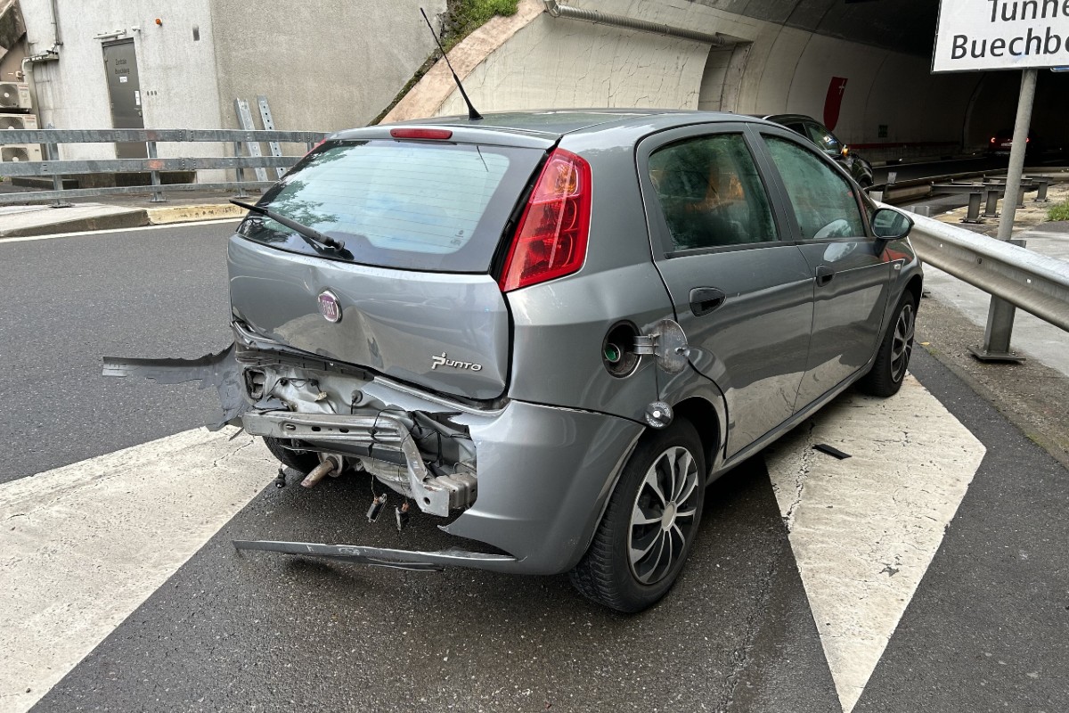 Tuggen SZ - Audi fährt auf der A15 in Fiat