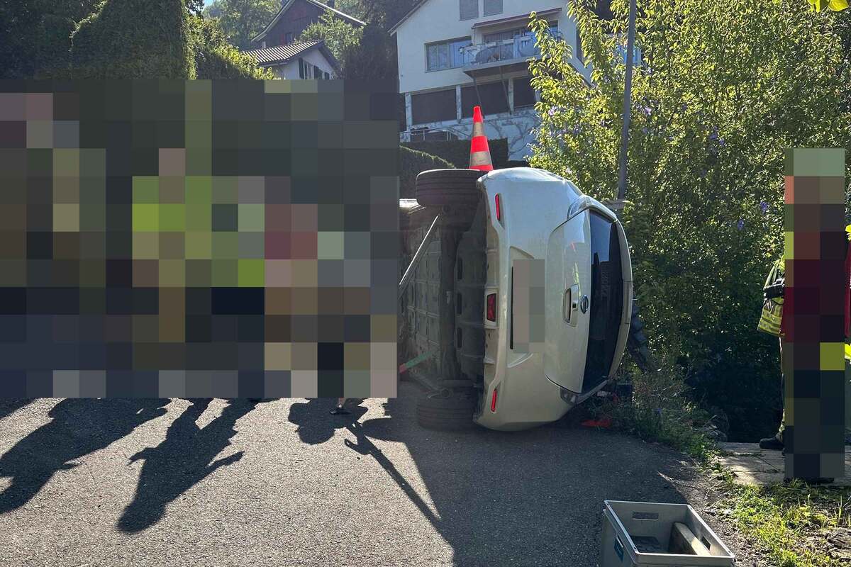 Klingnau AG - Auto kippt nach Unfall auf die Seite 