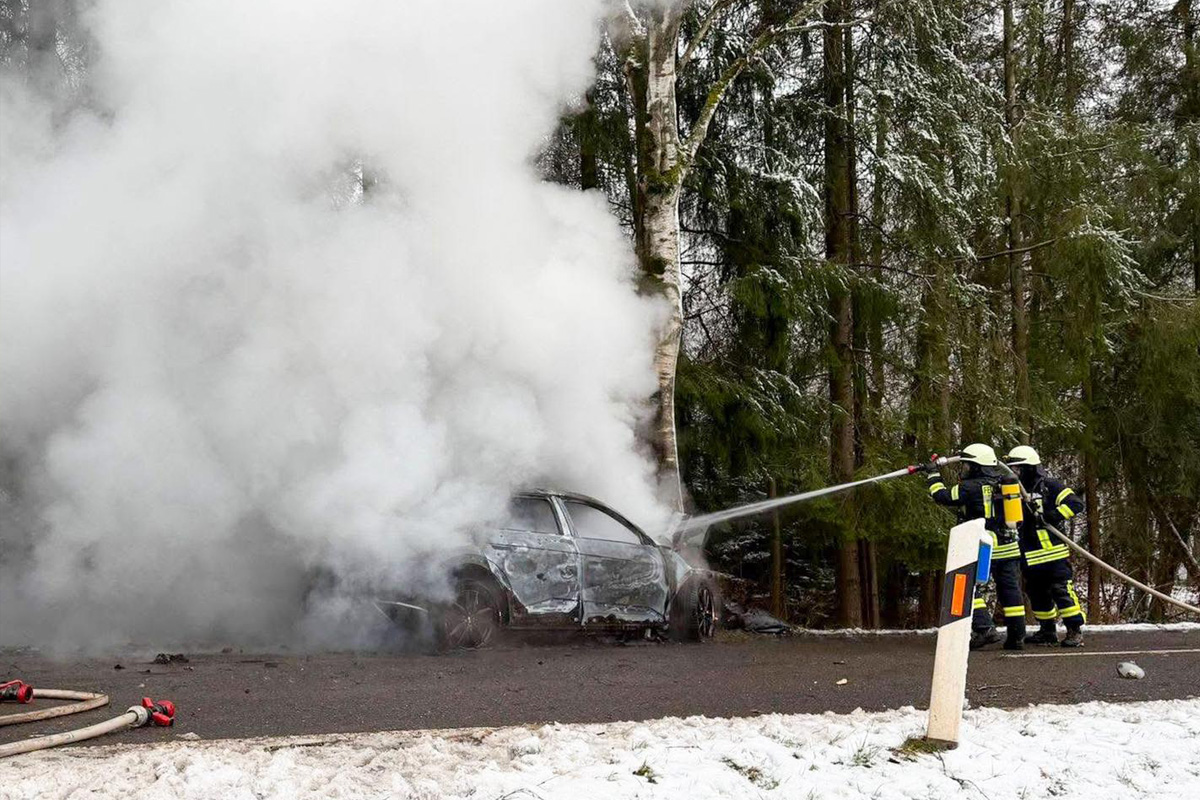 Nohfelden – Helfer retten Schwerverletzte aus brennendem E-Auto