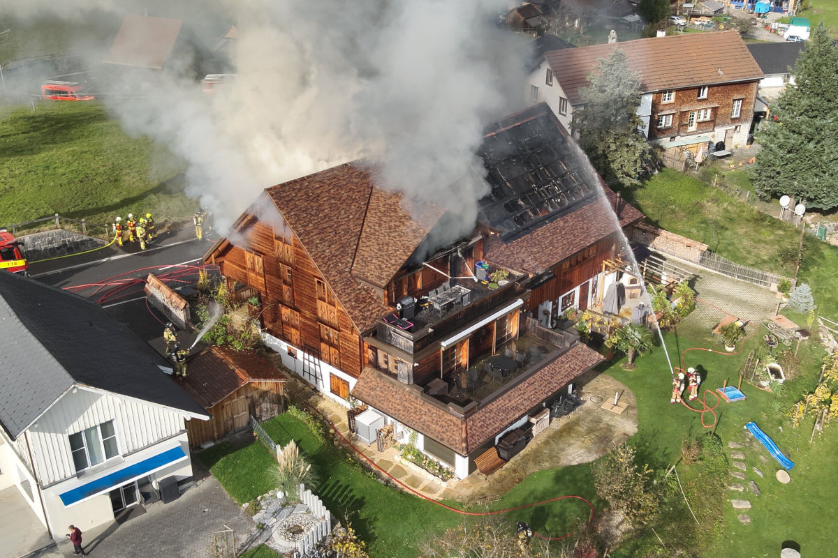 Frümsen SG – Grosser Schaden nach Brand in Mehrfamilienhaus