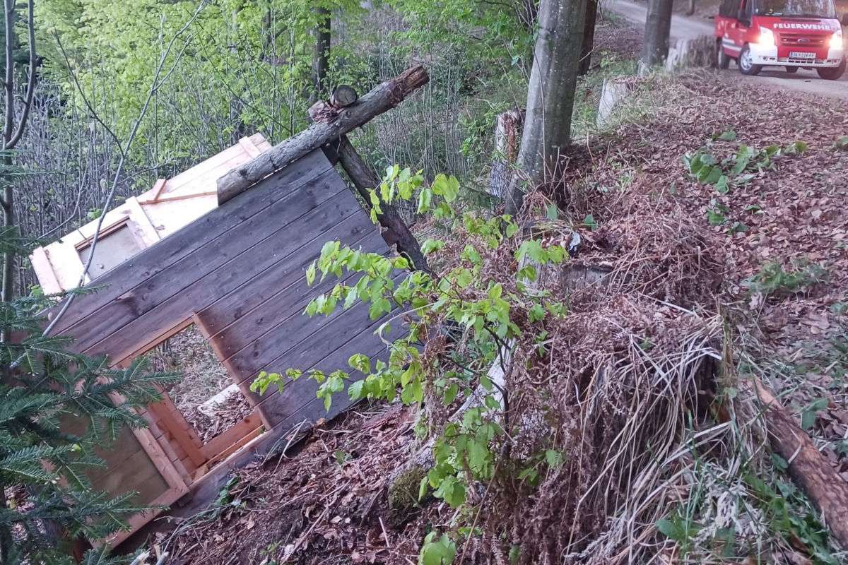 Trahütten – Hochstand mit Jägern stürzt um