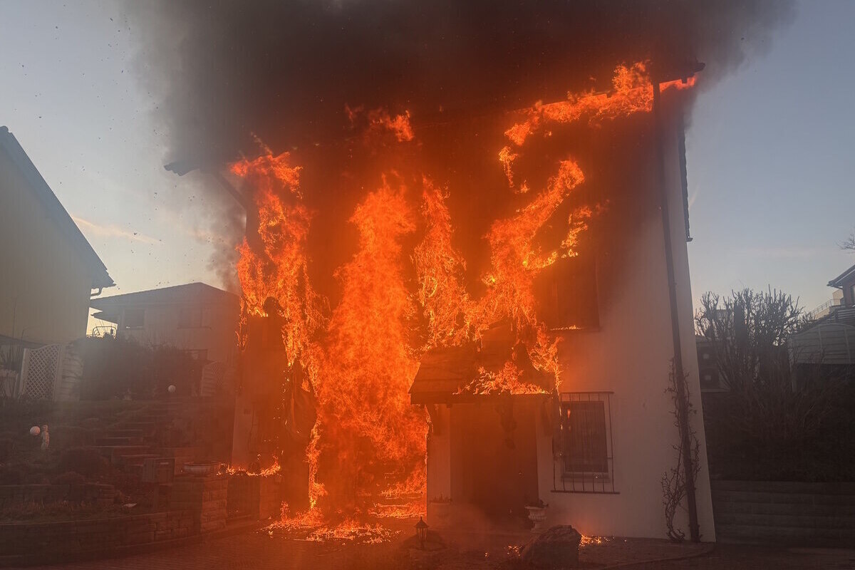 Niederhelfenschwil SG – Autobrand breitet sich aus