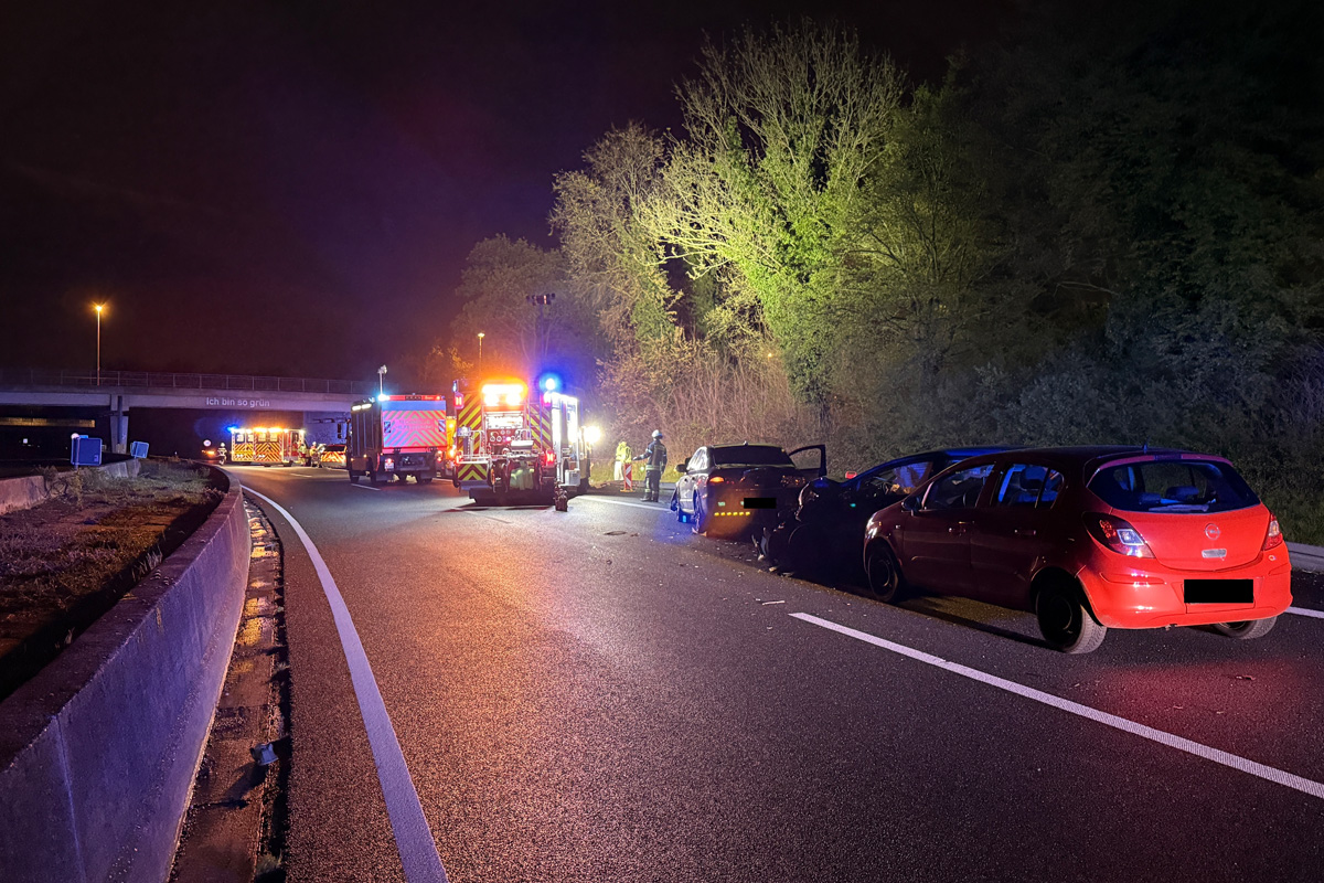 Mülheim an der Ruhr – Unfall mit vier Fahrzeugen auf A40